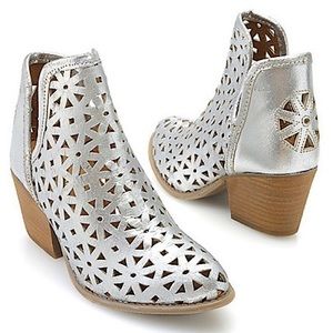 🆕Musse & Cloud Silver Leather Cutout Booties Sz 6